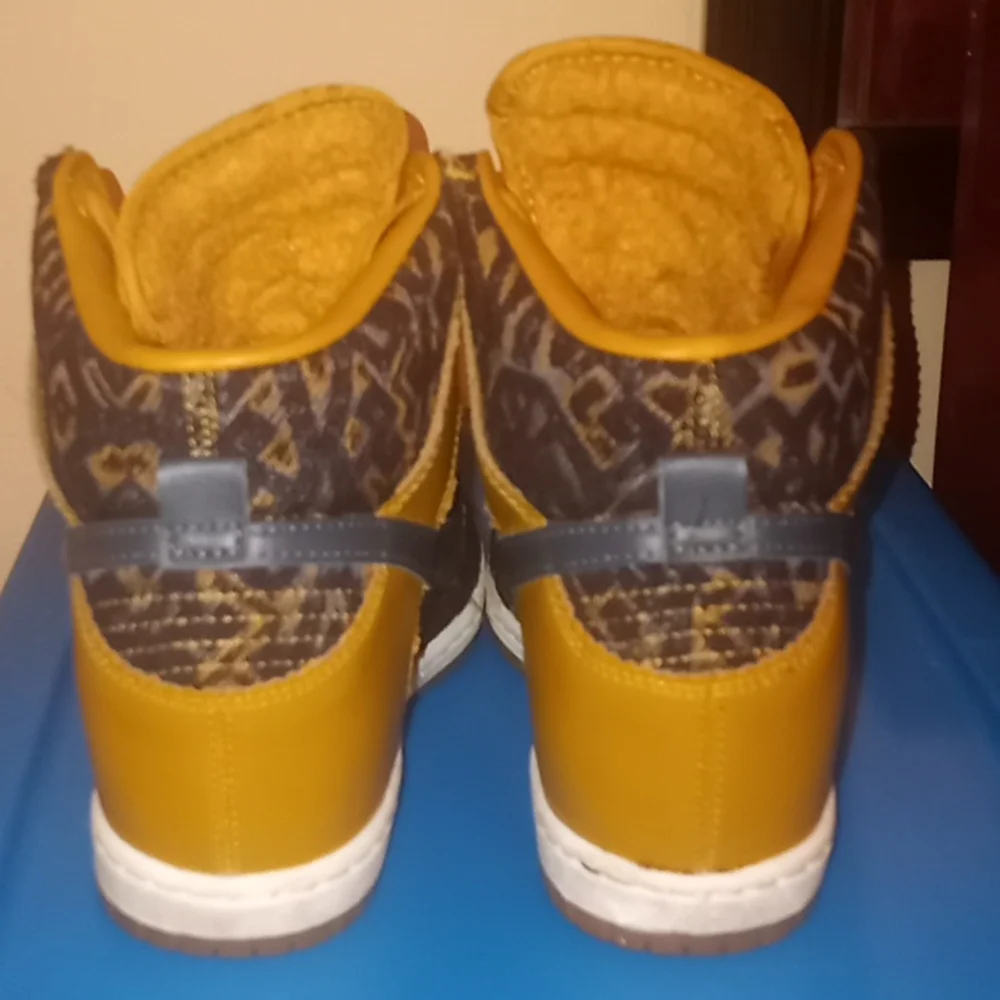 Nikes - Picture 3 of 6